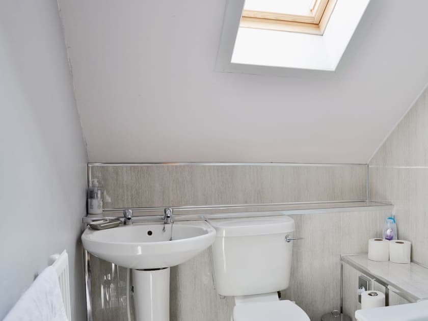 Bathroom | Airy Cottage, Kames, Tighnabruaich
