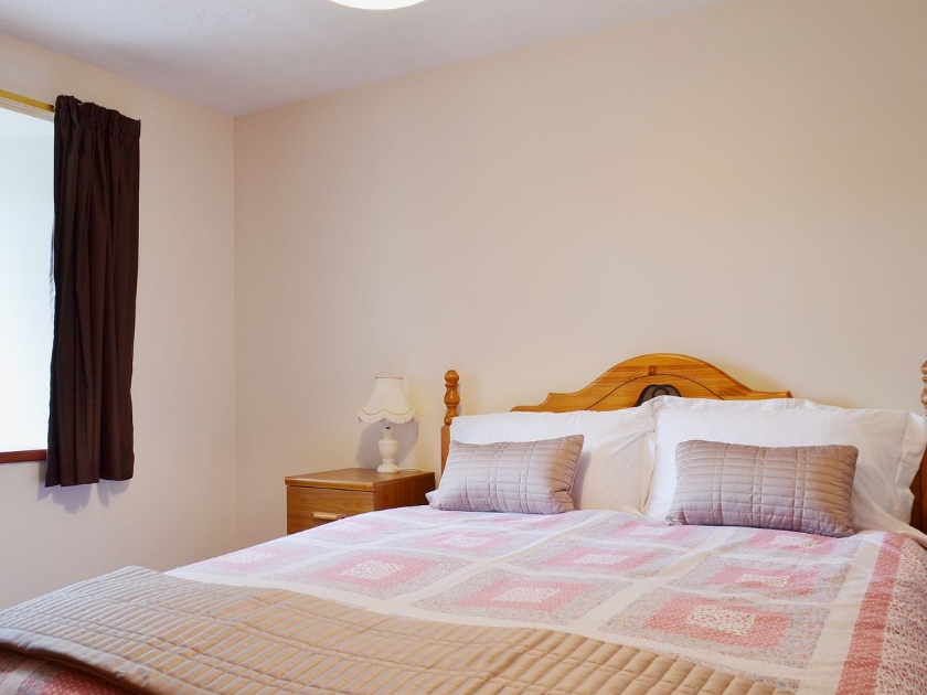 Double bedroom | Ross Cottage, Cairneyhill near Dunfermline