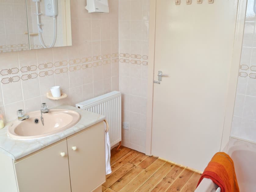 Bathroom | Kirkennan Mews, Palnackie, Castle Douglas