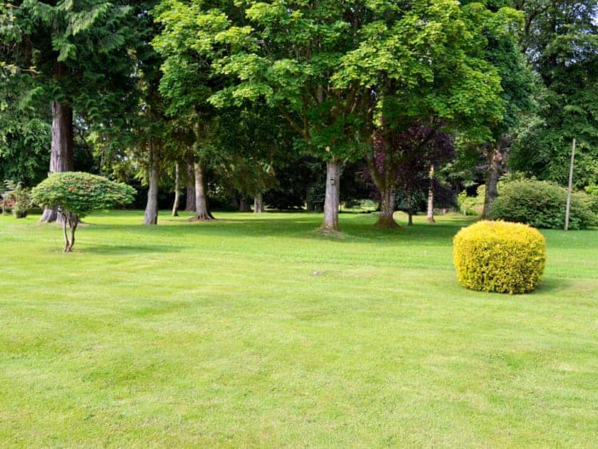 Garden and grounds | Kirkennan Mews, Palnackie, Castle Douglas