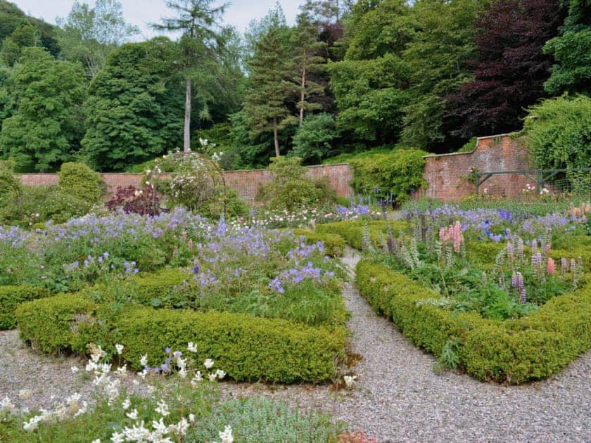 Garden and grounds | Kirkennan Lodge, Palnackie, Castle Douglas