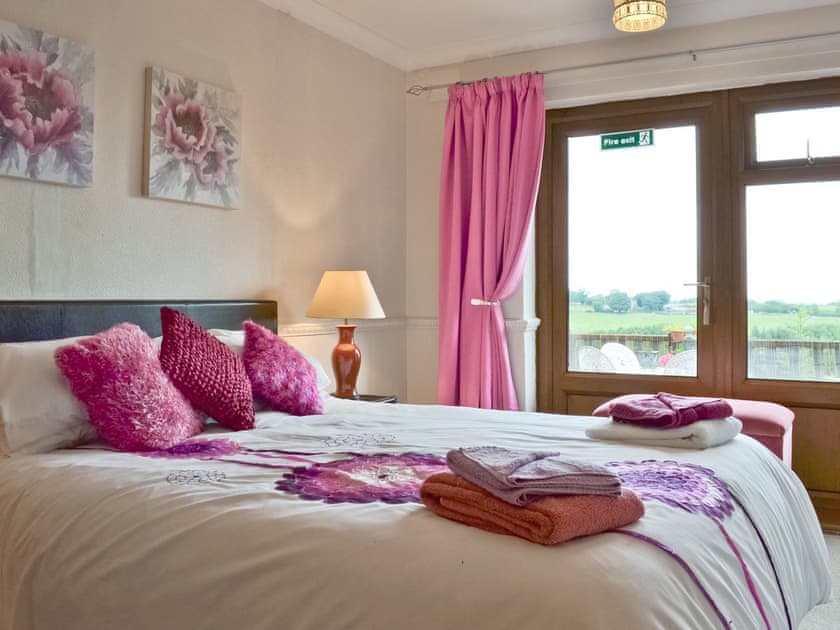 Double bedroom | Woodend Bungalow, Huthwaite, nr. Sutton-in-Ashfield