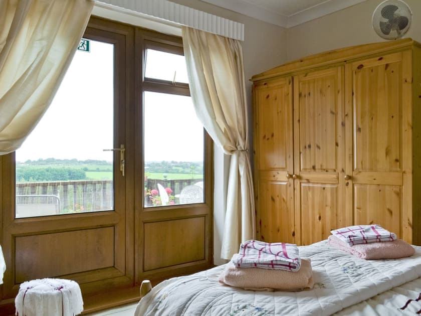 Double bedroom | Woodend Bungalow, Huthwaite, nr. Sutton-in-Ashfield