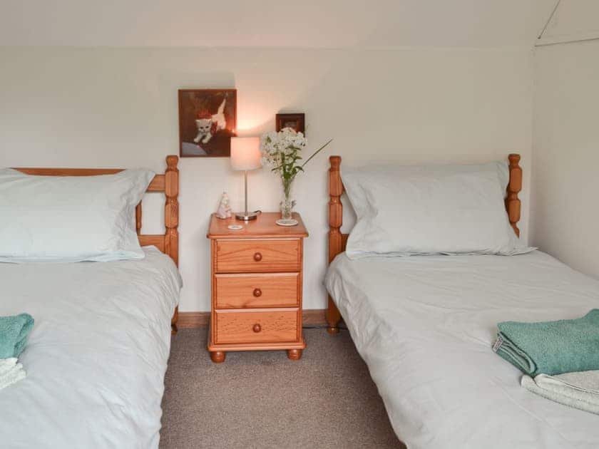 Twin bedroom | Henley Bridge Holiday Cottage, Ashburnham, nr. Battle