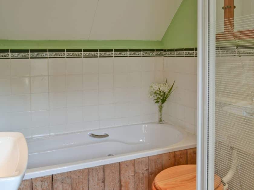 Bathroom | Henley Bridge Holiday Cottage, Ashburnham, nr. Battle