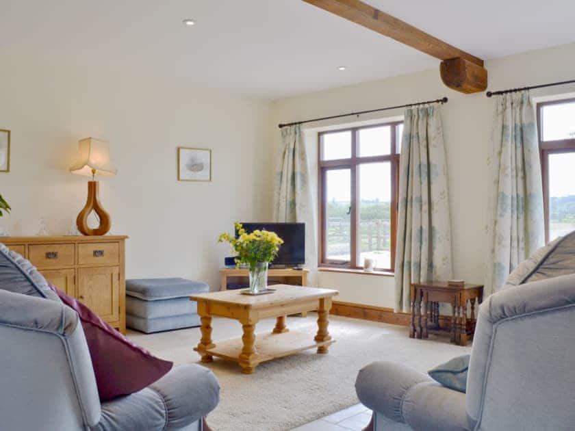 Large, spacious living area | The Granary - The Farm, East Tytherton, Chippenham