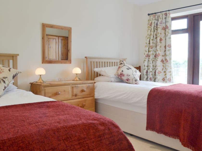 Ground floor twin bedroom | The Granary - The Farm, East Tytherton, Chippenham