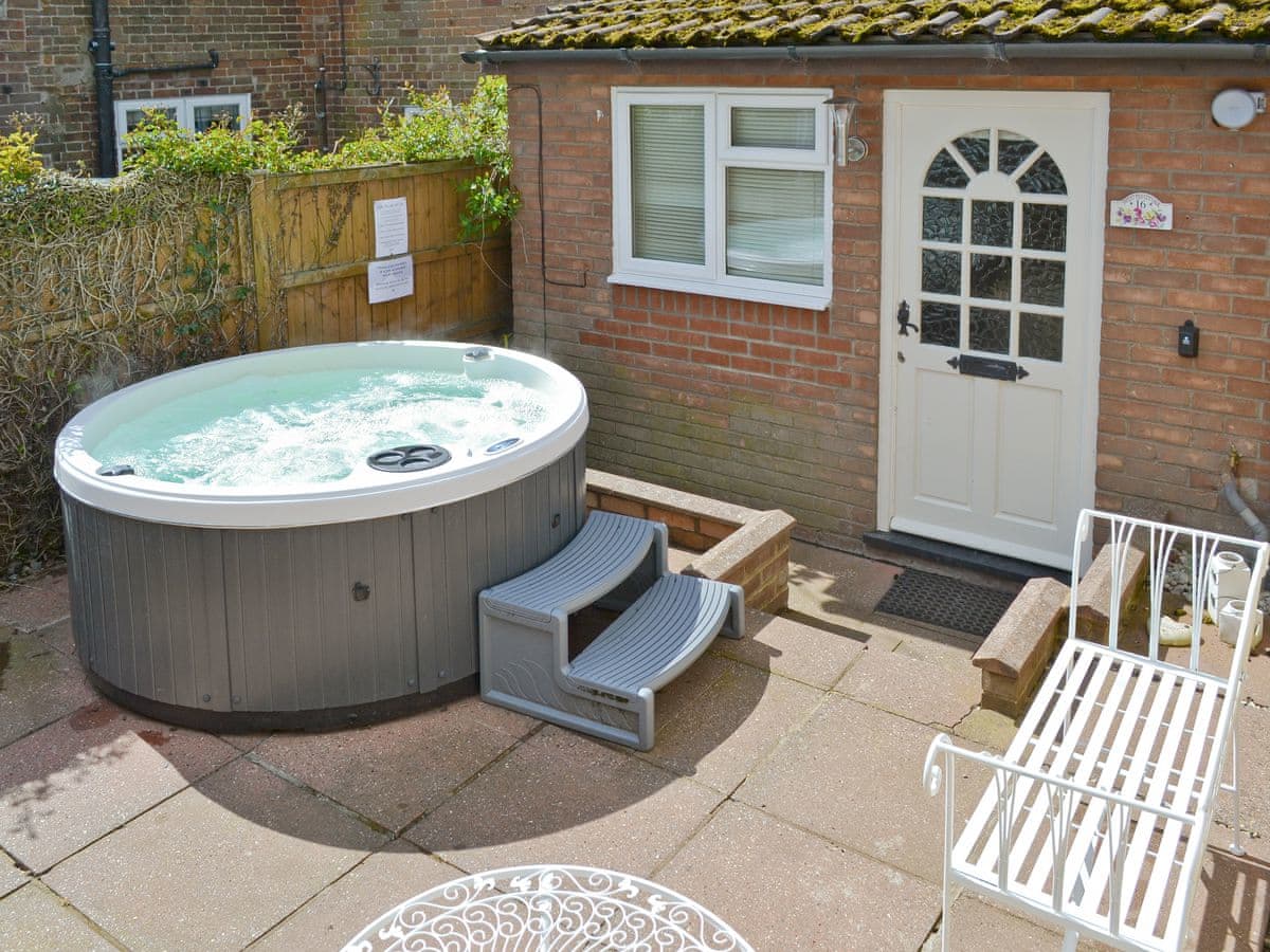 Sweet Pea Cottage Ref 28322 In Holt Norfolk Welcomecottages