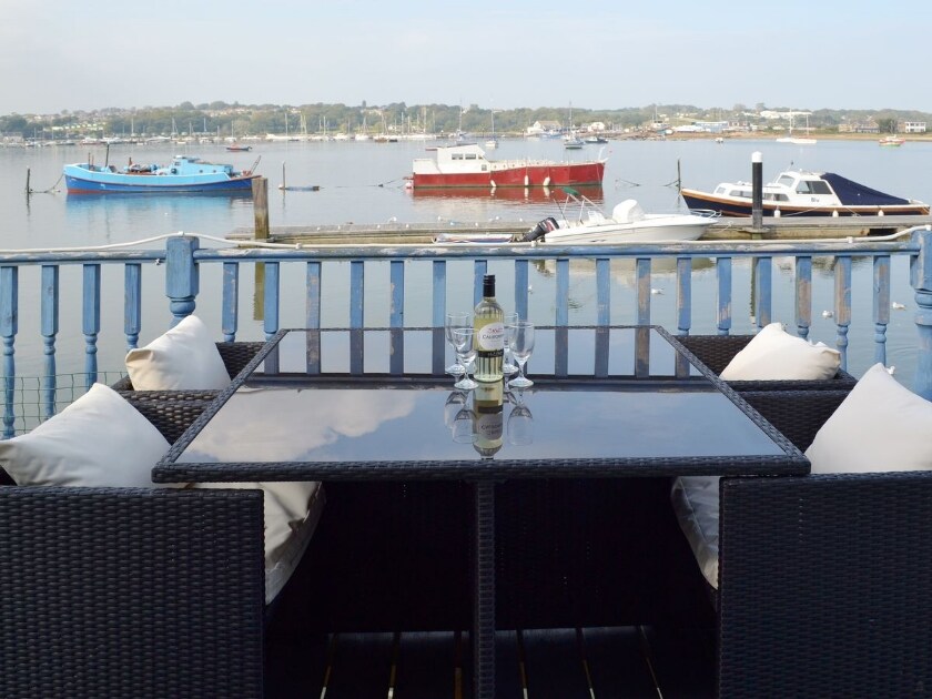 Sitting-out-area | Houseboat Heyvon, Bembridge, nr. Brading