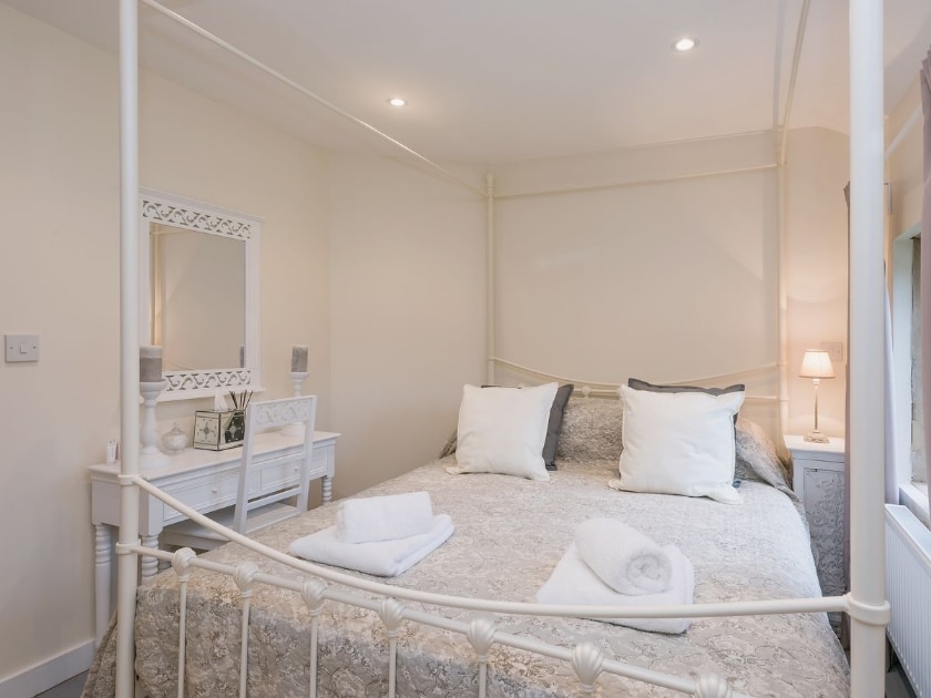 Four Poster bedroom | Hall Cottage, Oxnead, nr. Aylsham