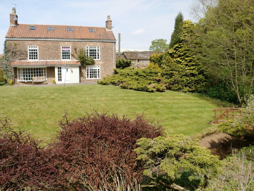 Mature front gardens | Greenlands Farmhouse, Barmby Moor, York