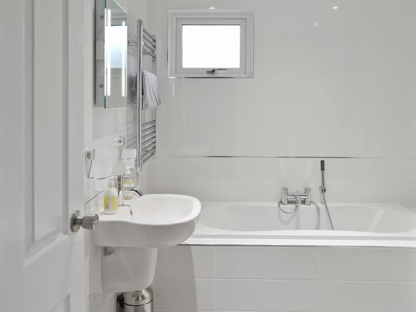 Bathroom | Sand Dunes, Polmear, nr. Par