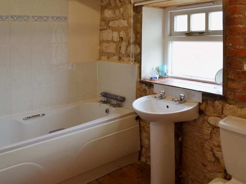 Bathroom | Beacon Farm - Guillemot Cottage, Flamborough