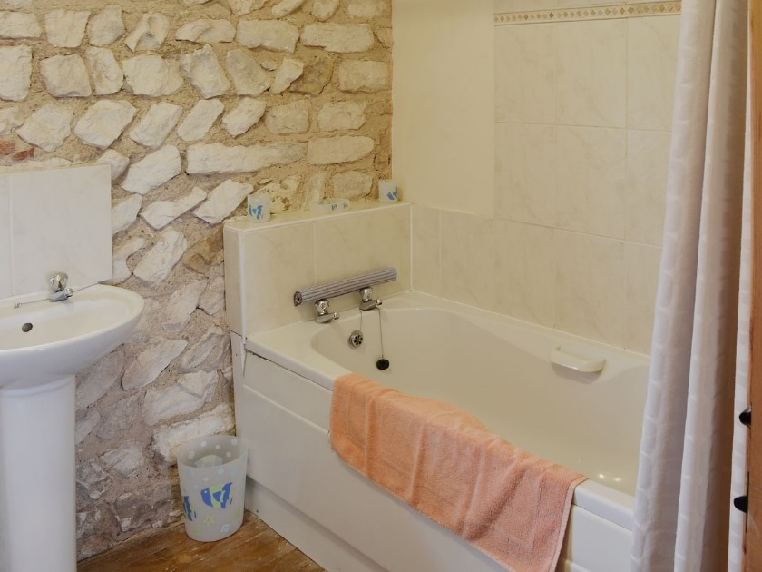 Bathroom | Beacon Farm - Peregrine Cottage, Flamborough