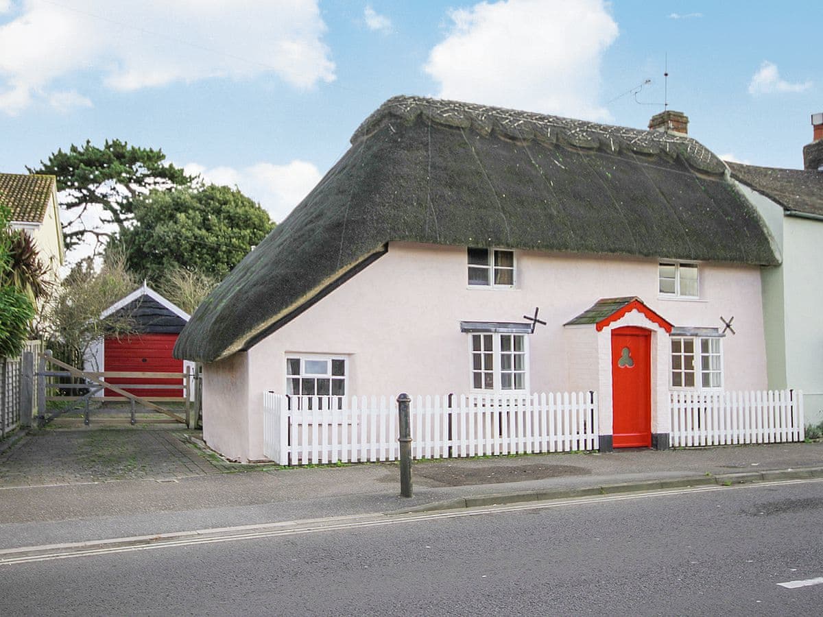 The Old Thatch Ref W44052 In Christchurch Near Bournemouth