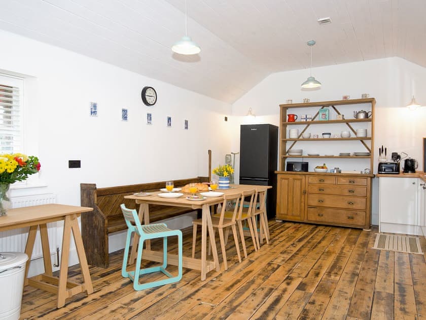 Spacious well equiped kitchen | Ty· Cai - Ty Coch Chatham, Llandwrog, near Caernarfon
