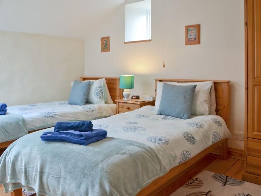 Spacious twin bedroom with ample storage | Arngill, Muker