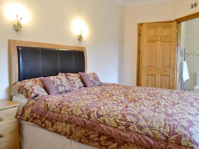 Comfortable double bedroom with king size bed and en-suite | No 5 Pengraig Draw - Pengraig Cottages, Near Llanfarian