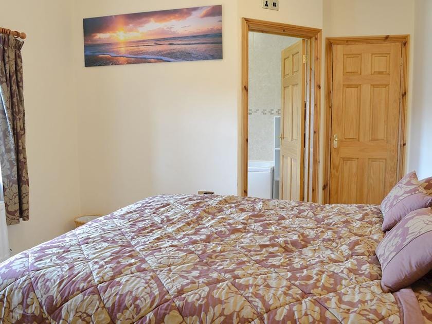 Main double bedroom with en-suite bathroom | No 5 Pengraig Draw - Pengraig Cottages, Near Llanfarian