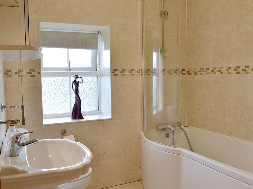 Useful en-suite with bath and overbath shower | No 5 Pengraig Draw - Pengraig Cottages, Near Llanfarian
