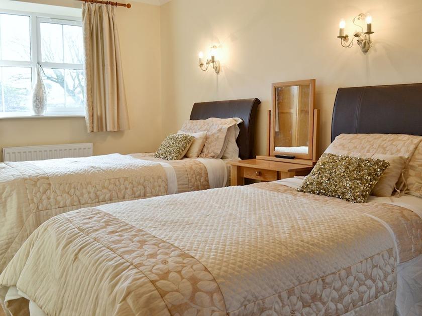 Very comfortable twin bedroom | No 5 Pengraig Draw - Pengraig Cottages, Near Llanfarian
