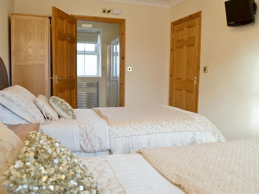 Ideal twin room with en-suite shower room | No 5 Pengraig Draw - Pengraig Cottages, Near Llanfarian