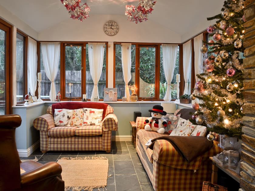 Festively decorated conservatory  | Church View, Jacobstow, Bude