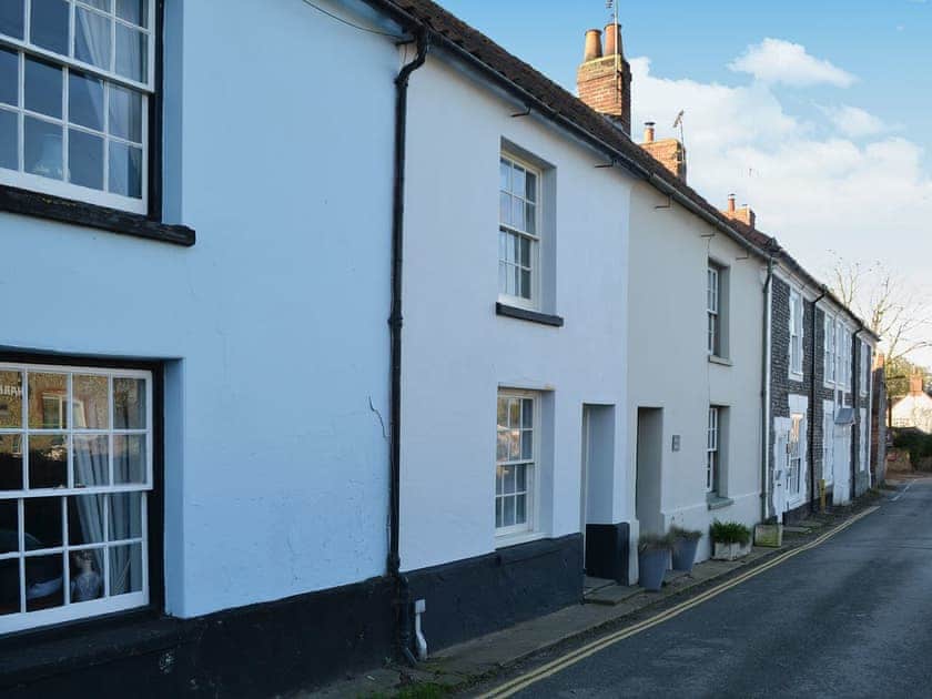 Cosy white painted seaside cottage sandwiched in a quiet, charming row of cottages | Sea Breeze, Blakeney