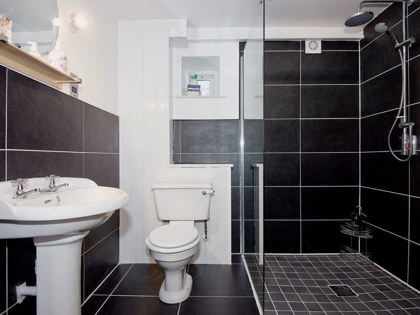 Luxurious modern bathroom with walk in wet room style shower | Ty· Cai - Ty Coch Chatham, Llandwrog, near Caernarfon
