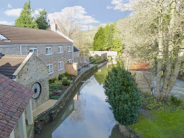 Jeffries Mill Cottages Herons Weir Ref Exy In Spring Gardens