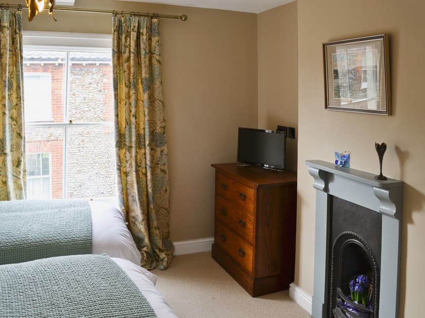 Twin bedroom | Pippin Cottage, Holt