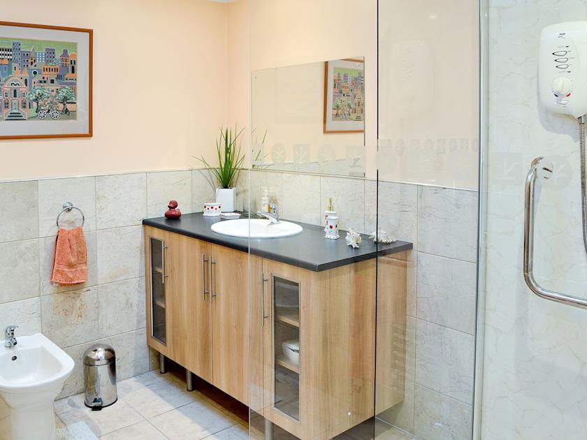 Shower room | Eilean Donan, Kirknewton near East Calder