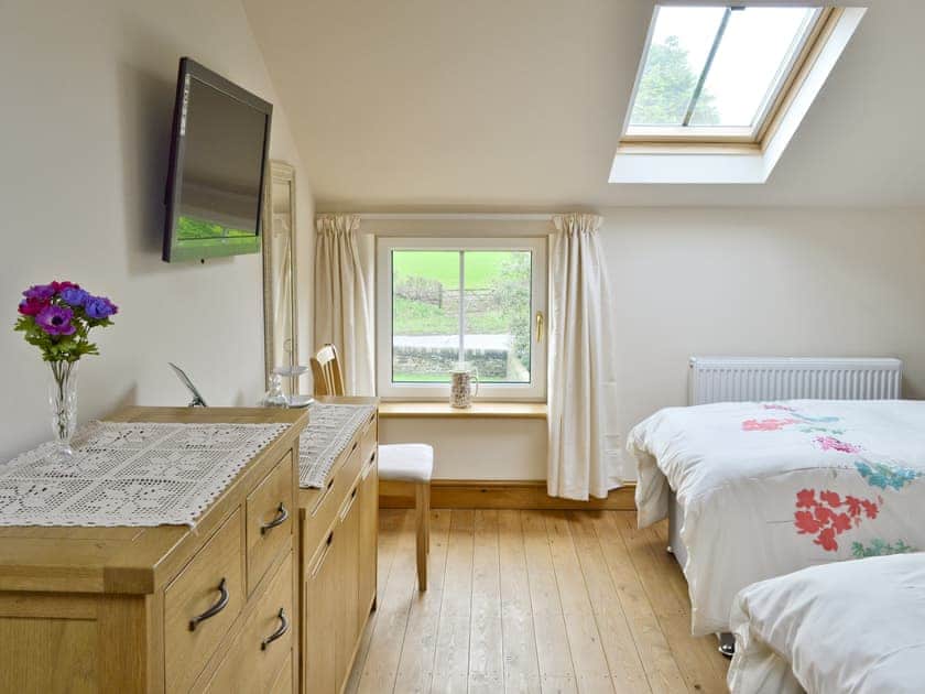 Twin bedroom | Swallows Barn Cottage - Colley Mill Farm, North Rode