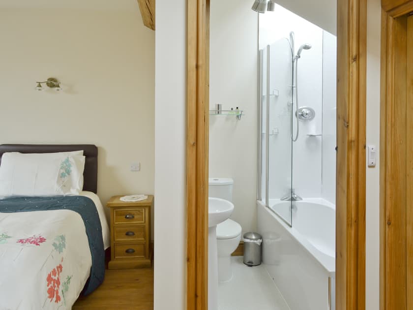 En-suite | Swallows Barn Cottage - Colley Mill Farm, North Rode