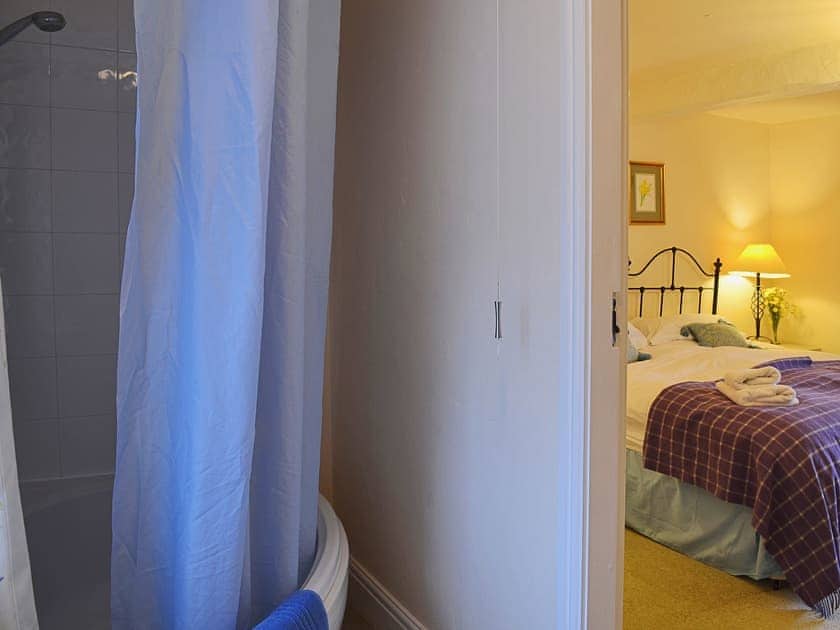 The en suite boasts a shower over bath as well as a wc | Dewsnaps Frost - Dewsnaps, Chinley, near Chapel-en-le-Frith