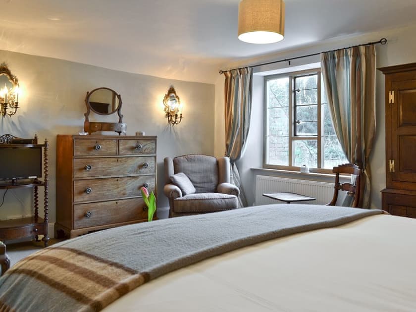Ample storage facilities in master bedroom | Friary Cottage, Ludlow