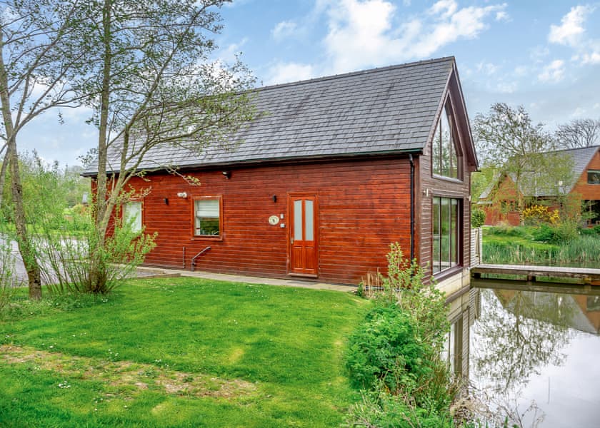 Lower Lake Boathouse - Anglesey Lakeside Lodges, Anglesey