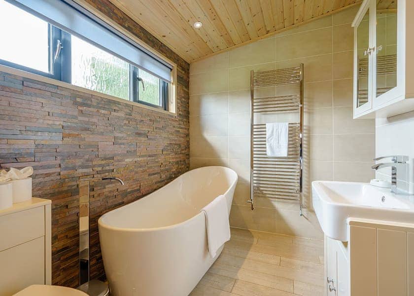 Oak VIP Lodge - Ashlea Pools Lodges, Hopton Heath, Craven Arms