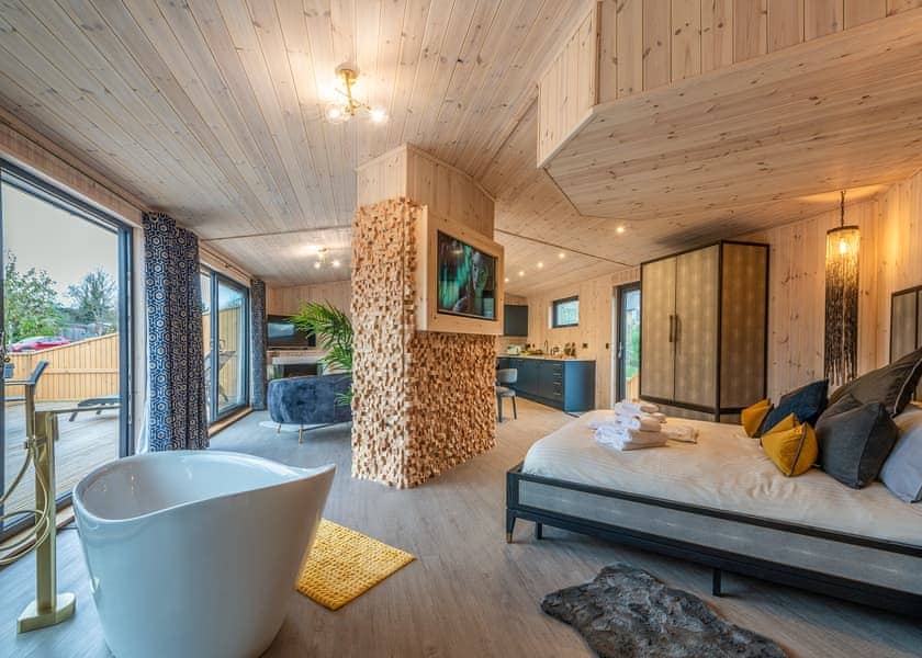 Willow VIP - Ashlea Pools Lodges, Hopton Heath, Craven Arms