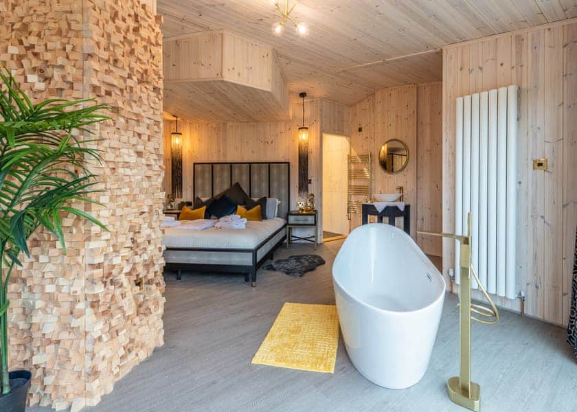 Willow VIP - Ashlea Pools Lodges, Hopton Heath, Craven Arms