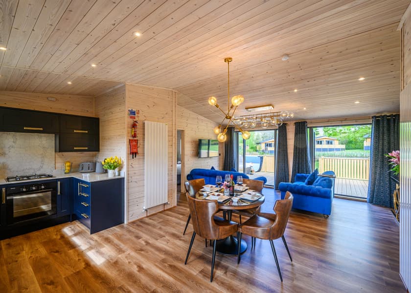 Chestnut VIP - Ashlea Pools Lodges, Hopton Heath, Craven Arms