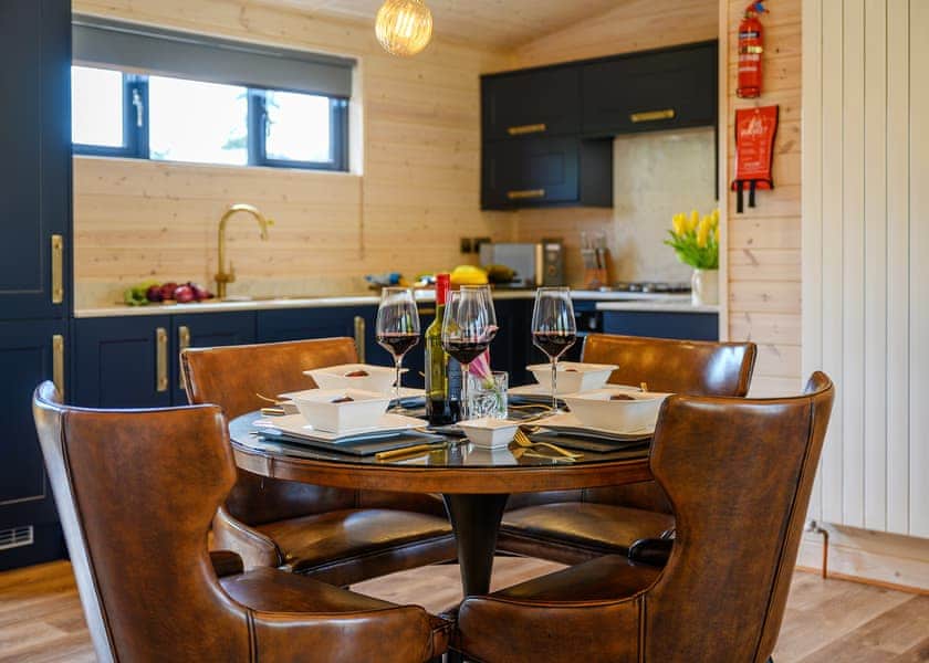 Chestnut VIP - Ashlea Pools Lodges, Hopton Heath, Craven Arms