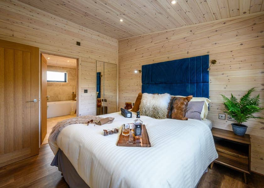 Chestnut VIP - Ashlea Pools Lodges, Hopton Heath, Craven Arms