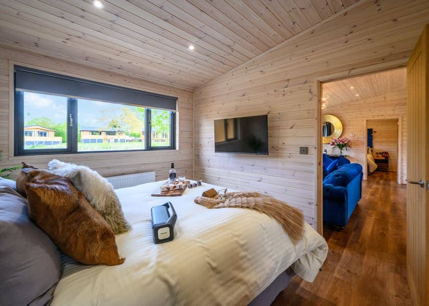 Chestnut VIP - Ashlea Pools Lodges, Hopton Heath, Craven Arms