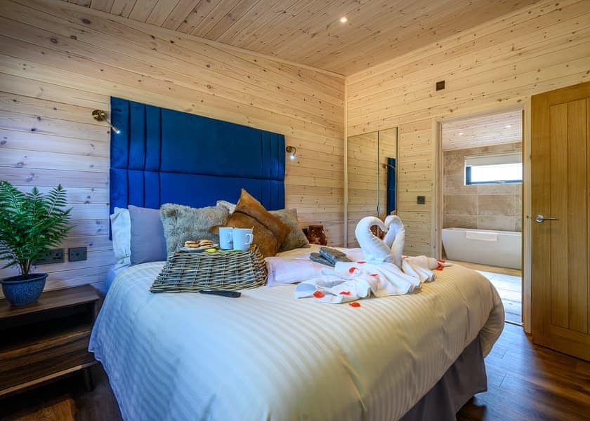 Chestnut VIP - Ashlea Pools Lodges, Hopton Heath, Craven Arms