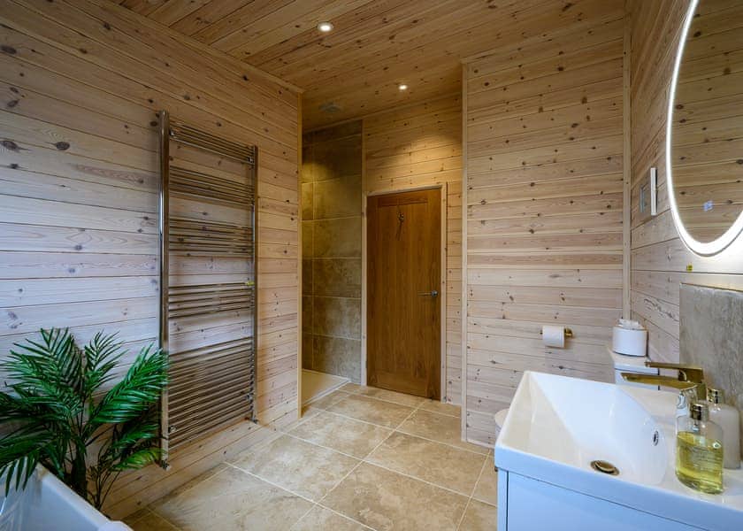 Chestnut VIP - Ashlea Pools Lodges, Hopton Heath, Craven Arms