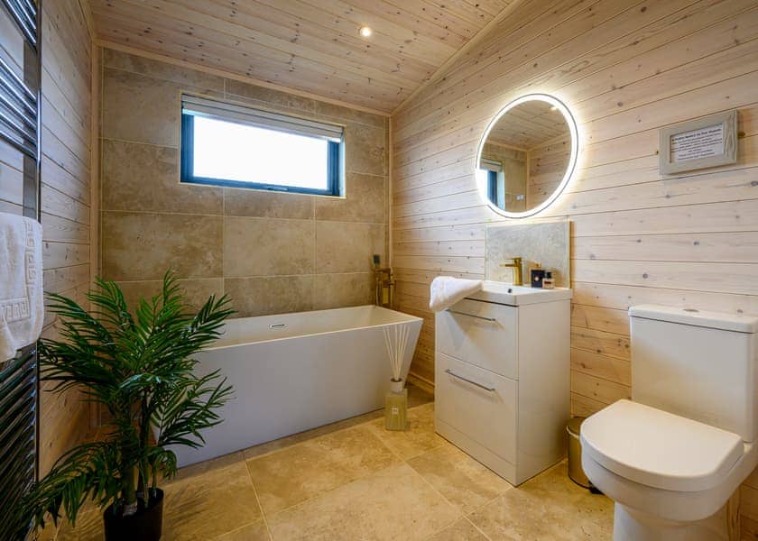 Chestnut VIP - Ashlea Pools Lodges, Hopton Heath, Craven Arms