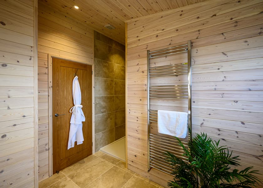 Chestnut VIP - Ashlea Pools Lodges, Hopton Heath, Craven Arms