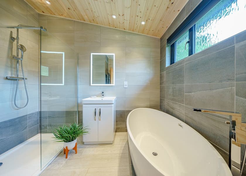 Goldcrest VIP Lodge - Ashlea Pools Lodges, Hopton Heath, Craven Arms