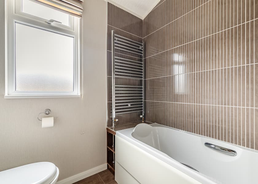 Oak Deluxe 4 - Ashby Woulds Lodges and Spa, Overseal, Nr Ashby-de-la-Zouch